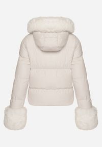 Born2be - Biała Pikowana Kurtka z Kapturem Zdobiona Futerkiem Olenesa. Okazja: na co dzień. Typ kołnierza: kaptur. Kolor: biały. Materiał: futro. Wzór: aplikacja. Styl: casual #2