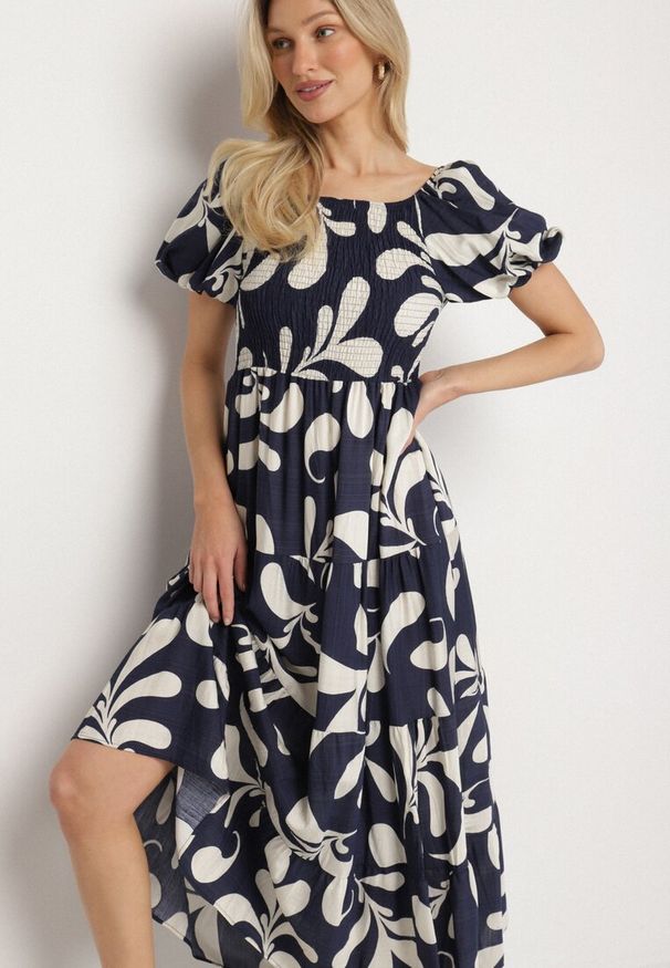 Born2be - Granatowa Rozkloszowana Sukienka z Elastyczną Górą i Bufiastymi Rękawami Orrivene. Okazja: na co dzień. Typ kołnierza: dekolt kwadratowy. Kolor: niebieski. Typ sukienki: proste. Styl: casual, elegancki