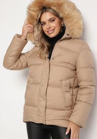 Born2be - Ciemnobeżowa Pikowana Kurtka Zimowa z Kieszeniami i Kapturem z Odpinanym Kołnierzem Ilisha. Okazja: na co dzień, na spacer. Kolor: beżowy. Materiał: dzianina, wełna, jeans, futro. Sezon: zima. Styl: casual, elegancki #2