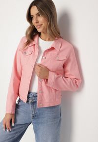 Born2be - Różowa Bawełniana Kurtka Jeansowa Zapinana na Metalowe Guziki Auratia. Okazja: na co dzień, na spacer. Kolor: różowy. Materiał: jeans, bawełna. Długość rękawa: długi rękaw. Długość: długie. Styl: klasyczny, casual
