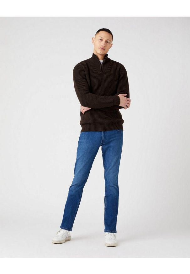 Wrangler - WRANGLER HALF ZIP KNIT MĘSKI SWETER ROZPINANY DELICIOSO BROWN W8D0PJH38 112321332. Okazja: na co dzień, na randkę. Typ kołnierza: golf. Materiał: materiał, bawełna, wełna, jeans, poliamid. Długość rękawa: długi rękaw. Długość: długie. Styl: klasyczny, elegancki, casual