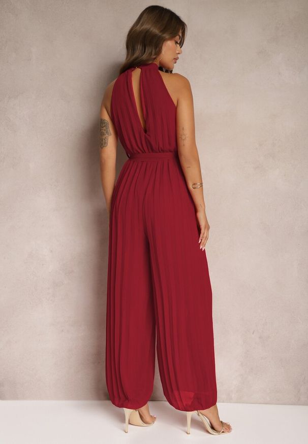 Renee - Bordowy Kombinezon z Dekoltem Typu Halter i Gumką w Talii Zolefia. Kolor: czerwony. Długość: długie. Styl: elegancki