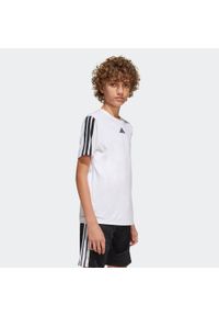 Adidas - Koszulka z krótkim rękawem dziecięca ADIDAS. Kolor: biały. Materiał: włókno, materiał. Długość rękawa: krótki rękaw. Technologia: ClimaCool (Adidas). Długość: krótkie. Sport: fitness, joga i pilates #1