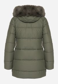 Born2be - Zielona Taliowana Kurtka Pikowana z Kapturem z Futrem Nalaseva. Okazja: na co dzień. Typ kołnierza: kaptur. Kolor: zielony. Materiał: futro. Sezon: zima. Styl: casual, elegancki #7