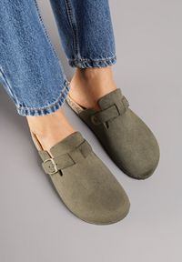 Renee - Zielone Klapki Typu Chodaki z Ekozamszu Zdobione Sprzączką Amustana. Okazja: na co dzień. Kolor: zielony. Materiał: jeans. Wzór: aplikacja. Styl: casual, elegancki #3