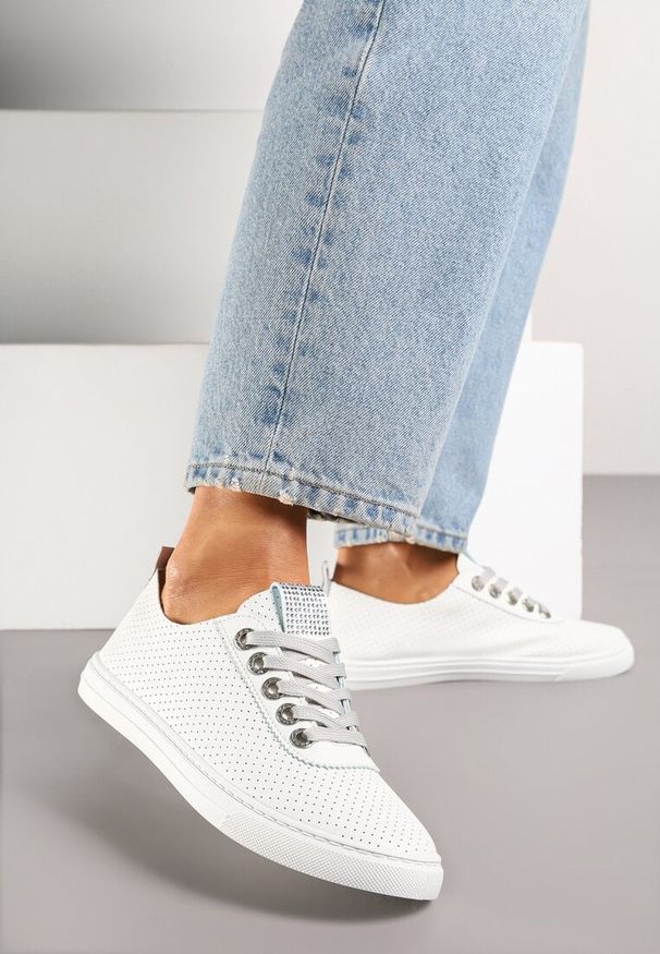 Renee - Srebrne Tenisówki Ozdobione Cyrkoniami i Perforacją Liradena. Okazja: na co dzień. Kolor: srebrny. Materiał: jeans. Wzór: aplikacja. Styl: casual