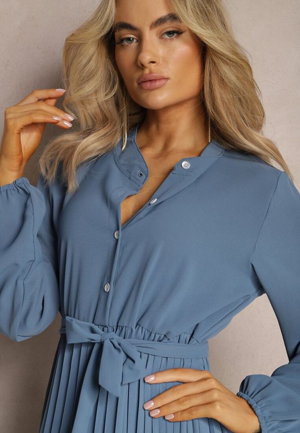 Renee - Niebieska Rozkloszowana Sukienka Maxi Plisowana Wiązana w Pasie Terilla. Kolor: niebieski. Materiał: materiał. Typ sukienki: koszulowe. Długość: maxi