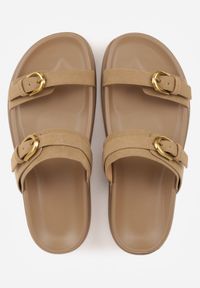 Renee - Ciemnobeżowe Klapki Ozdobione Metalicznymi Klamrami Zelivra. Kolor: beżowy. Wzór: aplikacja. Sezon: lato. Styl: elegancki, boho #6