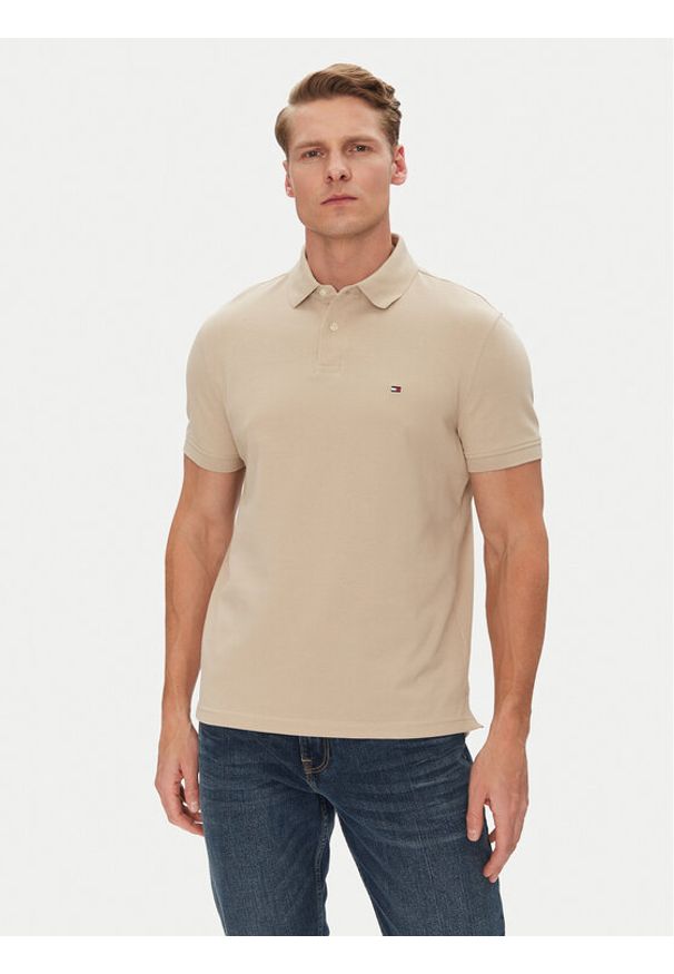 TOMMY HILFIGER - Tommy Hilfiger Polo 1985 MW0MW17770 Beżowy Regular Fit. Typ kołnierza: polo. Kolor: beżowy. Materiał: bawełna
