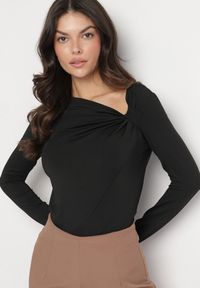 Born2be - Czarna Bluzka z Wiskozą Asymetrycznym Dekoltem Tatielis. Okazja: na co dzień. Kolor: czarny. Materiał: wiskoza. Styl: elegancki, casual #6
