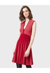 Emporio Armani - EMPORIO ARMANI - Sukienka z modelowaną talią. Okazja: na co dzień. Kolor: czerwony. Materiał: żakard. Długość rękawa: na ramiączkach. Typ sukienki: rozkloszowane. Styl: casual #1