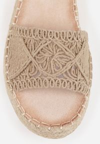 Renee - Ciemnobeżowe Sandały VICES na Koturnie z Plecionką w Stylu Boho Petrallea. Okazja: na co dzień. Zapięcie: sprzączka. Kolor: beżowy. Sezon: lato. Obcas: na koturnie. Styl: boho #7