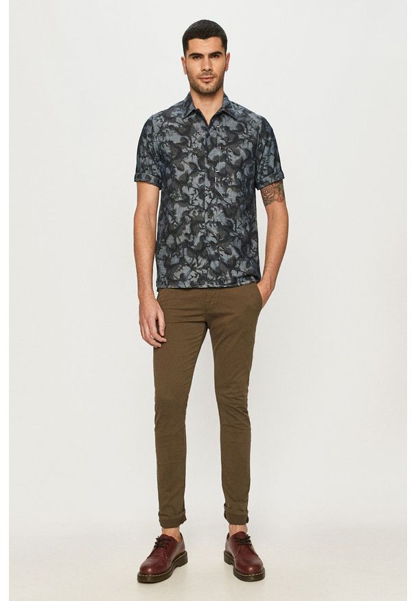 Guess - Spodnie. Kolor: zielony. Materiał: tkanina. Wzór: gładki