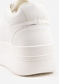 Renee - Biało-Srebrne Sneakersy Vices na Platformie Ozdobione Metalicznymi Aplikacjami Nelanil. Okazja: na co dzień, na spotkanie biznesowe, do pracy. Kolor: biały. Materiał: jeans. Wzór: aplikacja. Obcas: na platformie. Wysokość obcasa: średni #5