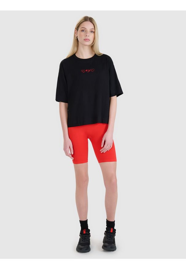 4f - 4F T-shirt oversize z nadrukiem damski - czarny S. Okazja: na co dzień. Kolor: czarny. Materiał: bawełna, jersey, dzianina. Długość rękawa: krótki rękaw. Długość: krótkie. Wzór: nadruk. Styl: sportowy, klasyczny, casual