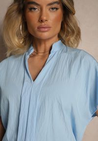 Renee - Jasnoniebieska Bluzka Oversize z Wiskozą o Kroju Nietoperz z Dekoltem w Serek Davithiel. Okazja: na co dzień. Typ kołnierza: dekolt w serek. Kolor: niebieski. Materiał: wiskoza. Styl: elegancki, casual