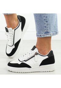 Biało czarne sportowe buty damskie McBraun 23233. Kolor: biały. Materiał: skóra. Szerokość cholewki: normalna. Wzór: kolorowy. Sezon: wiosna, lato. Obcas: na platformie. Sport: turystyka piesza, fitness