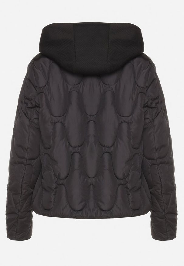 Born2be - Czarna Pikowana Kurtka z Materiałowym Kapturem i Kieszeniami Ravalynne. Okazja: na co dzień, na spacer. Kolor: czarny. Materiał: materiał. Styl: elegancki, casual, klasyczny, sportowy