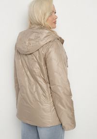 Born2be - Ciemnobeżowa Kurtka Pikowana z Odpinanym Kapturem Marinos. Kolekcja: plus size. Kolor: beżowy. Styl: elegancki #7