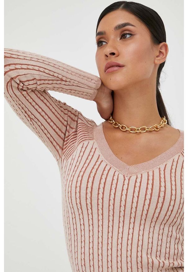 Guess sweter damski kolor różowy lekki. Kolor: różowy. Materiał: materiał, dzianina, wiskoza. Wzór: ze splotem
