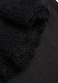 Renee - Czarna Taliowana Sukienka z Koronki Zdobiona Wiązaniem przy Szyi Terienna. Okazja: na imprezę. Kolor: czarny. Materiał: koronka. Długość rękawa: na ramiączkach. Wzór: aplikacja, koronka. Sezon: lato. Typ sukienki: oversize #2