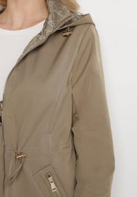 Born2be - Ciemnozielona Kurtka Parka Dwustronna z Odpinanym Kapturem Amoetta. Okazja: na co dzień. Kolor: zielony. Materiał: jeans. Wzór: gładki. Styl: casual, elegancki #4