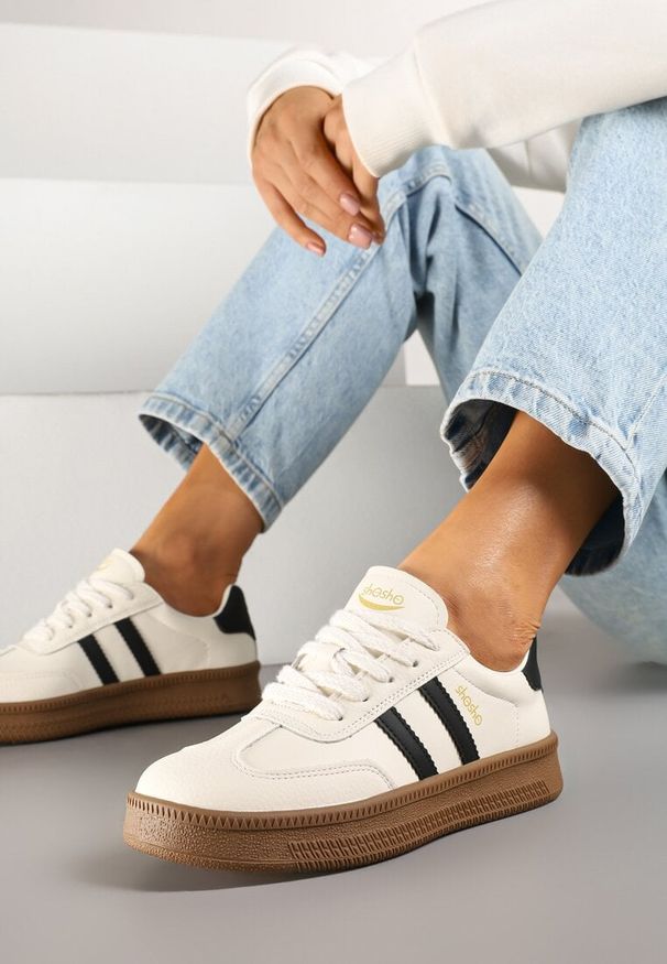 Born2be - Beżowo-Czarne Sneakersy w Stylu Tenisówek z Paskami na Boku Saliena. Okazja: na co dzień. Zapięcie: pasek. Kolor: beżowy. Materiał: skóra, jeans