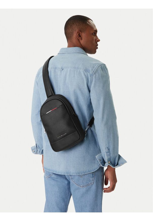 TOMMY HILFIGER - Tommy Hilfiger Plecak Th Central Sling Bag AM0AM13575 Czarny. Kolor: czarny. Materiał: skóra
