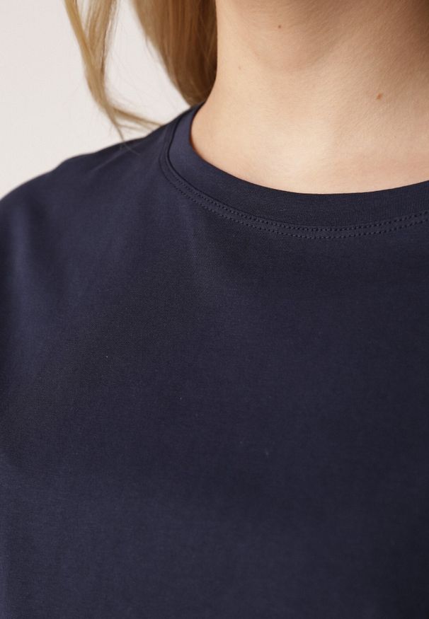 Born2be - Granatowy T-shirt Bawełniany Klasyczny o Fasonie Oversize z Dłuższym Tyłem Nemedora. Okazja: na co dzień. Kolor: niebieski. Materiał: bawełna. Długość: długie. Styl: klasyczny