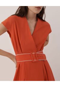 Marella - MARELLA - Pomarańczowa sukienka midi Numero. Okazja: na randkę. Kolor: pomarańczowy. Materiał: bawełna, elastan. Typ sukienki: kopertowe, rozkloszowane. Styl: klasyczny. Długość: midi #4