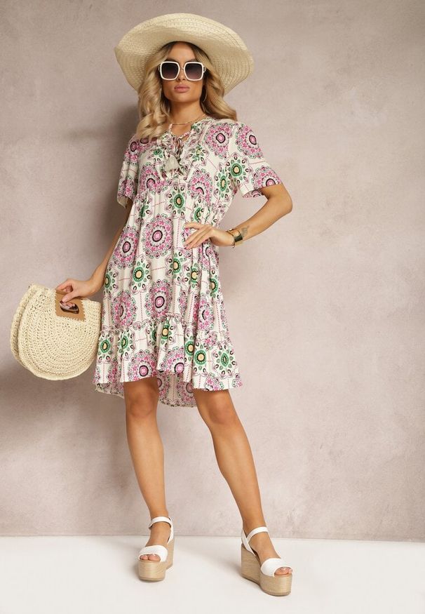 Renee - Różowa Sukienka z Wiskozowej Tkaniny w Mozaikowy Wzór Boho Naviera. Okazja: na co dzień, na imprezę, na spacer. Kolor: różowy. Materiał: tkanina, wiskoza. Długość rękawa: krótki rękaw. Sezon: lato. Styl: boho