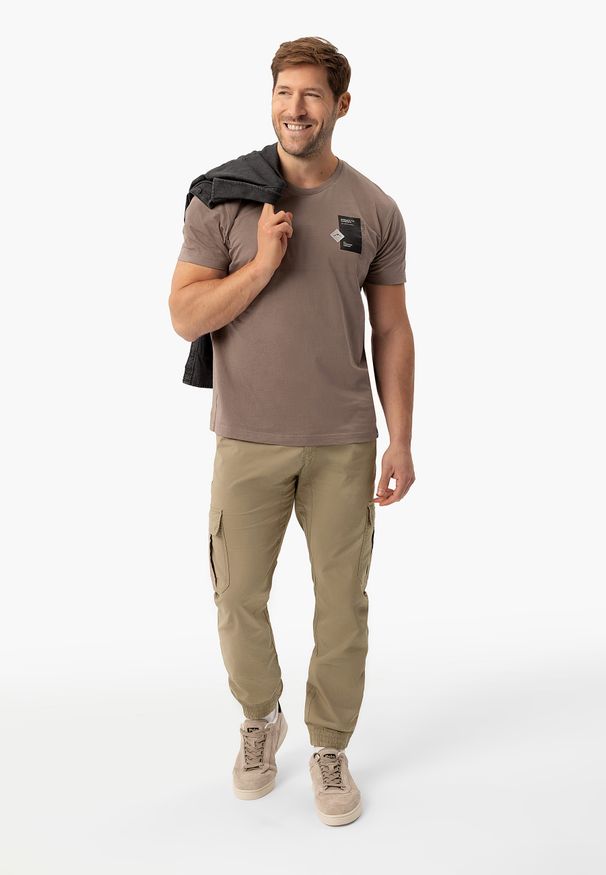 Volcano - Spodnie bojówki beżowe R-FORN. Kolor: beżowy. Materiał: dzianina, elastan, materiał, bawełna, skóra