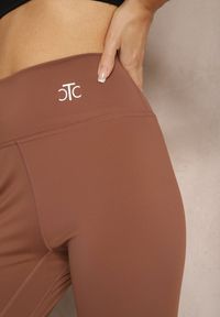Renee - Brązowe Sportowe Legginsy High Waist z Małym Ozdobnym Znaczkiem Lerilane. Stan: podwyższony. Kolor: brązowy. Styl: sportowy #4