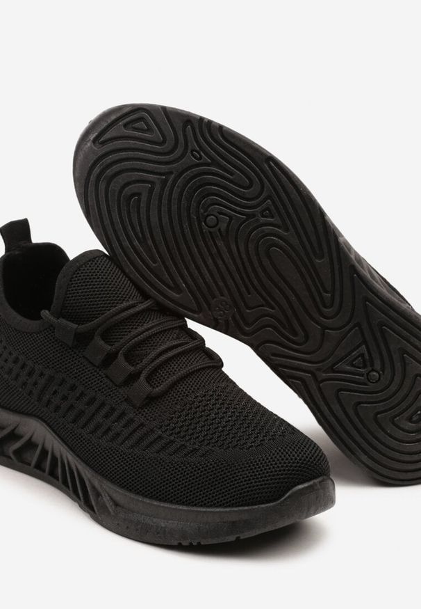 Born2be - Czarne Buty Sportowe Sneakersy z Siateczkowego Materiału na Tłoczonej Podeszwie Ralloti. Okazja: na spacer, na co dzień. Nosek buta: okrągły. Zapięcie: sznurówki. Kolor: czarny. Materiał: materiał. Sport: turystyka piesza