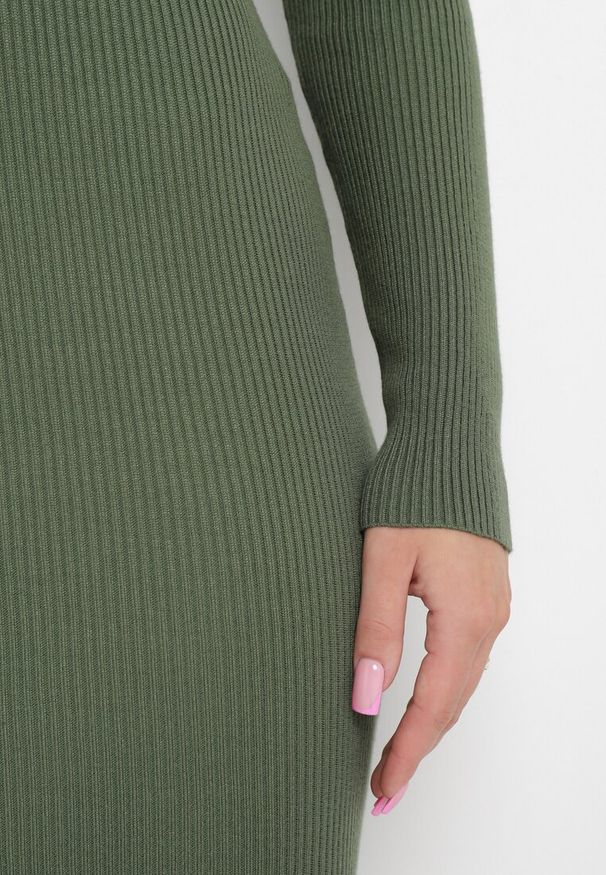 Born2be - Zielona Dopasowana Sukienka z Prążkowanej Dzianiny Jozeli. Okazja: na co dzień, na spotkanie biznesowe. Kolor: zielony. Materiał: dzianina, prążkowany. Długość rękawa: długi rękaw. Sezon: zima, jesień. Styl: casual, elegancki, biznesowy. Długość: midi