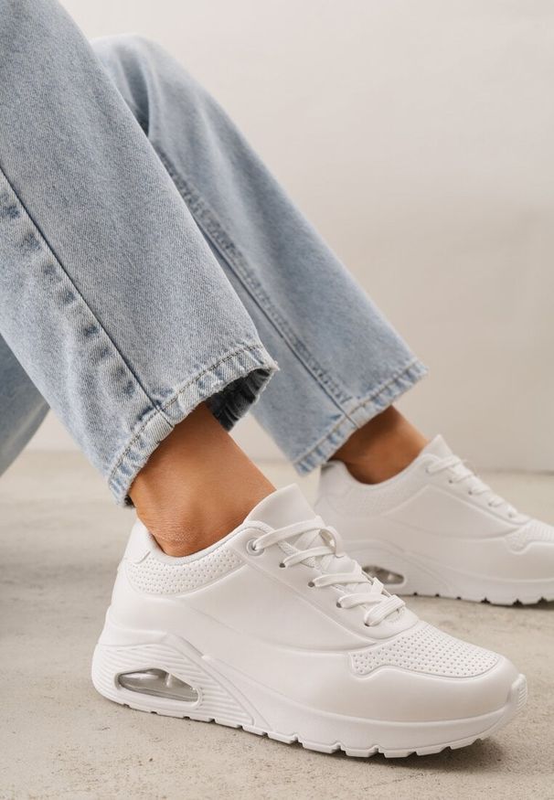 Renee - Białe Sneakersy na Platformie z Transparentną Wstawką przy Podeszwie Riovira. Kolor: biały. Obcas: na platformie