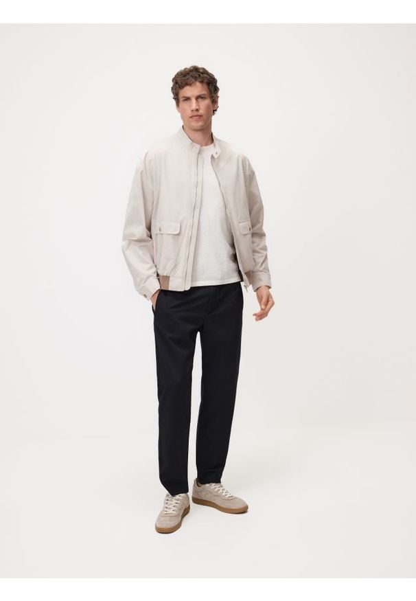 Reserved - Spodnie joggery - czarny. Kolor: czarny. Materiał: wiskoza, tkanina