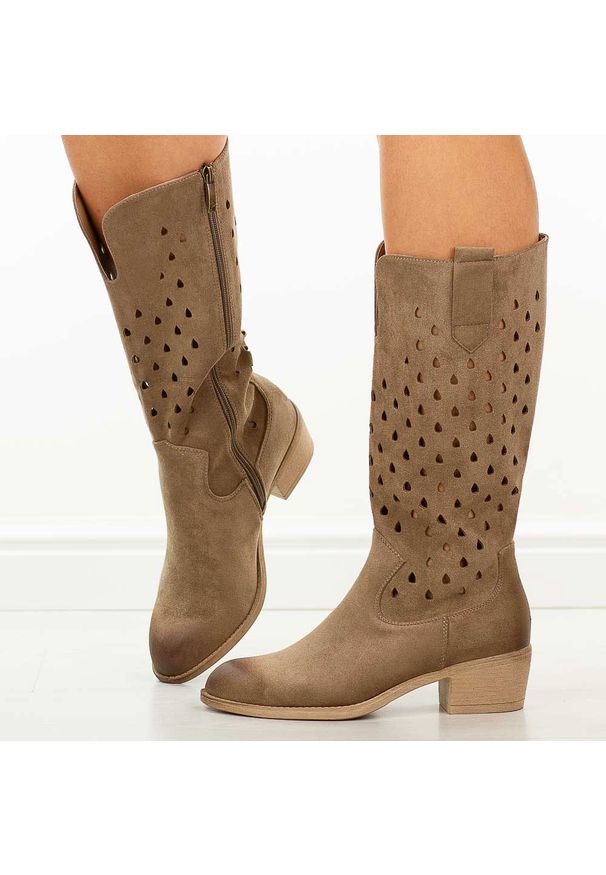 POTOCKI - Beżowe ażurowe kozaki damskie na obcasie Potocki 12753. Okazja: na co dzień, na spacer. Kolor: beżowy. Szerokość cholewki: normalna. Wzór: ażurowy. Materiał: zamsz. Sezon: wiosna, lato, jesień. Obcas: na obcasie. Styl: casual, klasyczny, elegancki. Wysokość obcasa: średni