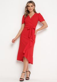 Born2be - Czerwona Sukienka Taliowana z Kopertowym Dekoltem i Falbanką Tatania. Okazja: na co dzień. Kolor: czerwony. Długość rękawa: krótki rękaw. Typ sukienki: kopertowe. Styl: casual, elegancki, klasyczny #6