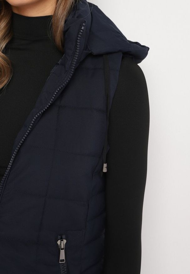 Born2be - Granatowa Pikowana Kamizelka z Odpinanym Kapturem i Kieszeniami na Suwak Anoria. Okazja: na co dzień. Kolor: niebieski. Materiał: tkanina, jeans. Wzór: aplikacja. Styl: casual, klasyczny