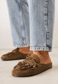 Born2be - Ciemnobeżowe Klapki VICES Typu Mule z Koralikami Frędzlami i Kokardą Dioleora. Okazja: na co dzień. Kolor: beżowy. Wzór: aplikacja. Styl: casual, elegancki #3