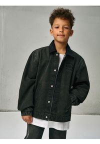 Sinsay - Kurtka jeansowa z haftowanym napisem na piersi - czarny. Kolor: czarny. Materiał: jeans. Wzór: haft, napisy