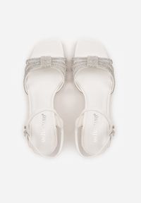 Renee - Białe Sandały Ozdobione Paskami z Cyrkoniami i Kwadratowym Obcasie Zitalia. Okazja: na co dzień. Zapięcie: pasek. Kolor: biały. Materiał: jeans. Wzór: aplikacja. Obcas: na obcasie. Styl: casual. Wysokość obcasa: średni #6