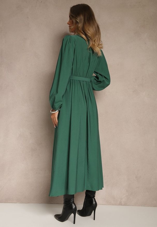 Renee - Zielona Rozkloszowana Sukienka z Wiskozy z Paskiem ze Sprzączką Orille. Okazja: na randkę. Typ kołnierza: dekolt w serek. Kolor: zielony. Materiał: wiskoza. Długość rękawa: długi rękaw