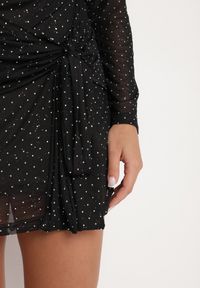 Born2be - Czarna Dopasowana Sukienka z Przezroczystego Materiału z Paskiem Tifista. Okazja: na co dzień. Kolor: czarny. Materiał: materiał. Typ sukienki: dopasowane. Styl: elegancki, wizytowy, casual
