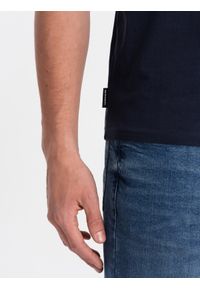 Ombre Clothing - Klasyczna męska bawełniana koszulka z dekoltem w serek BASIC - granatowa V2 - Rozmiar: M. Typ kołnierza: dekolt w serek. Kolor: niebieski. Materiał: bawełna. Styl: klasyczny #4