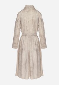 Born2be - Beżowa Sukienka o Koszulowym Kroju z Paskiem z Klamrą Evelmio. Okazja: na co dzień. Typ kołnierza: kołnierzyk klasyczny. Kolor: beżowy. Materiał: jeans. Długość rękawa: długi rękaw. Typ sukienki: koszulowe. Styl: klasyczny, casual, elegancki #5