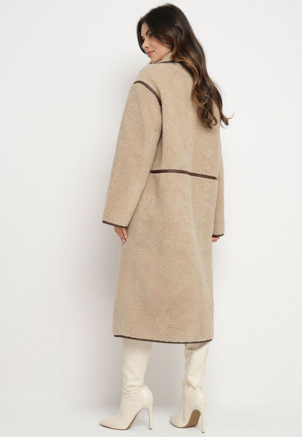 Born2be - Beżowy Jednorzędowy Płaszcz z Futerka Typu Baranek z Ozdobnymi Przeszyciami Zinnamira. Okazja: na co dzień. Kolor: beżowy. Materiał: futro. Długość rękawa: długi rękaw. Długość: długie. Styl: elegancki, casual, klasyczny, wizytowy
