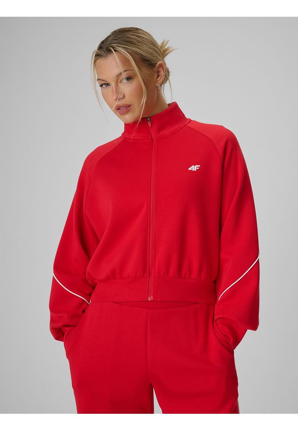 4f - 4F Bluza dresowa regular bez kaptura damska - czerwona L. Okazja: na co dzień. Typ kołnierza: bez kaptura. Kolor: czerwony. Materiał: dresówka. Długość rękawa: raglanowy rękaw. Długość: długie. Styl: casual, sportowy