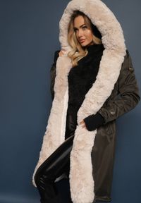 Renee - Ciemnozielona Długa Kurtka Parka Nylonowa Płaszcz z Futrzanymi Wstawkami Rinale. Kolor: zielony. Materiał: nylon, futro. Długość: długie